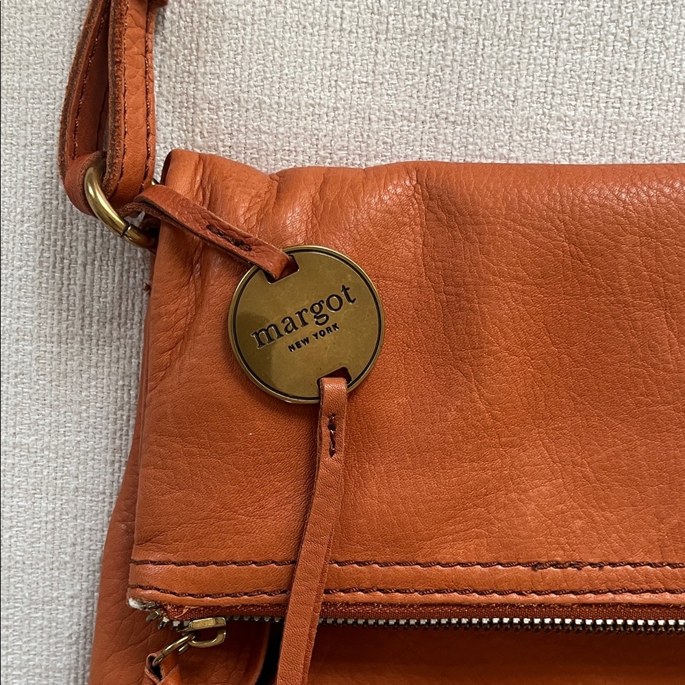 Margot New York Classic Brown Fold over Crossbody Bag.
Tags on.
Genuine leather - Picture 3 of 11